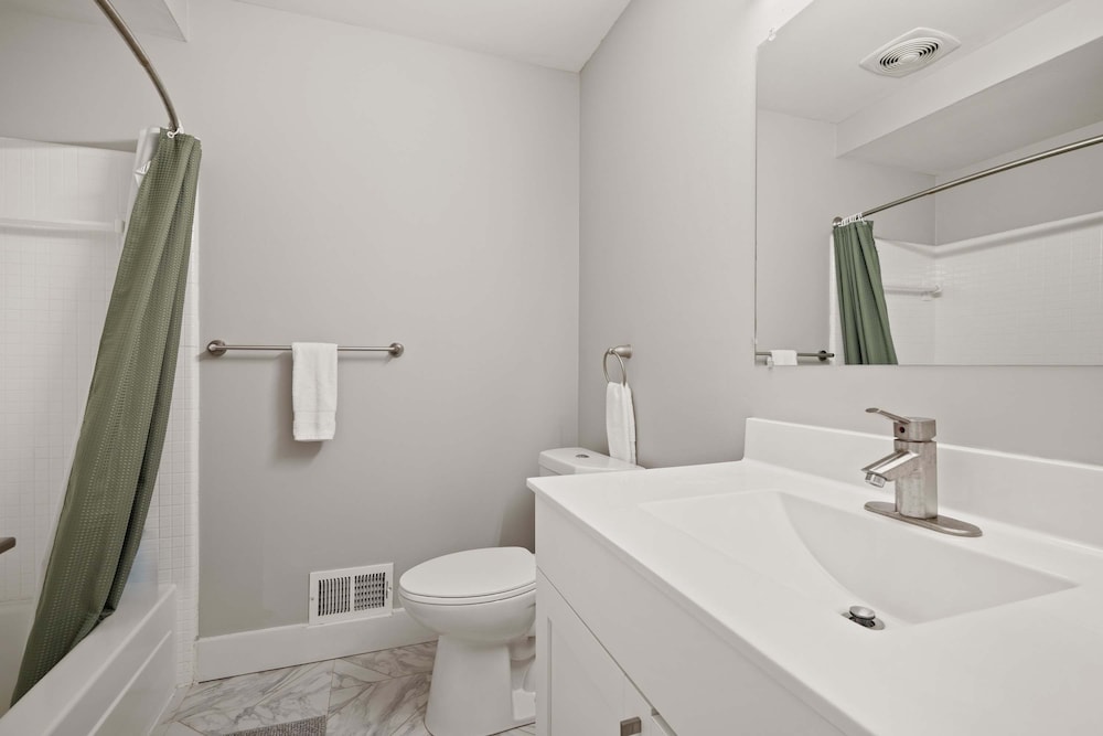 Beautiful 2BR 2BA Apartment With Modern Design