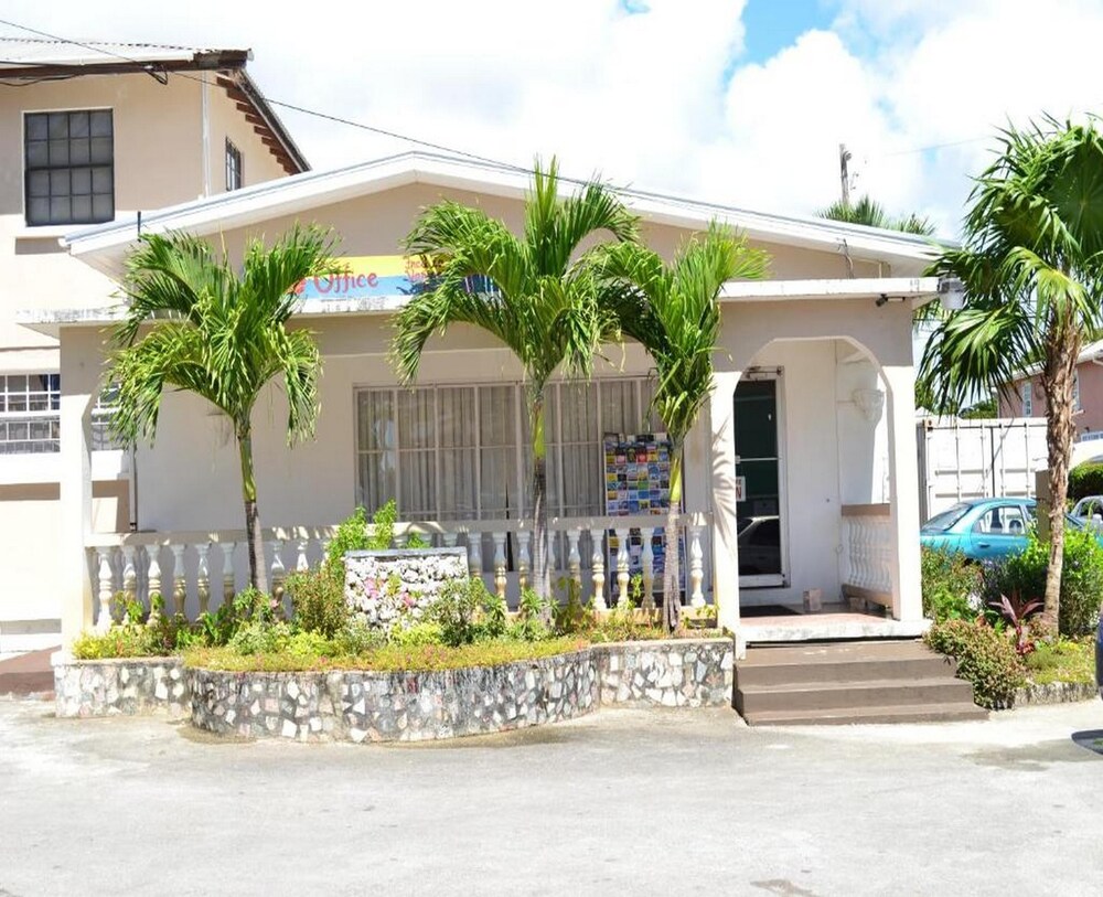 Hotel Bonanza Apartments - Image 1