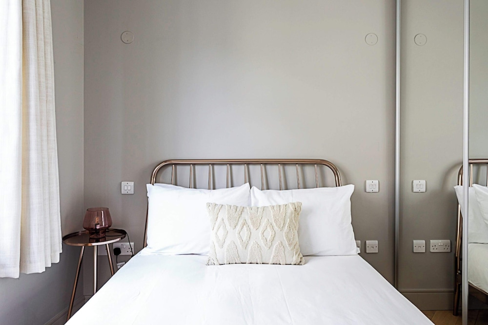 Modern Brentford Flat view 3