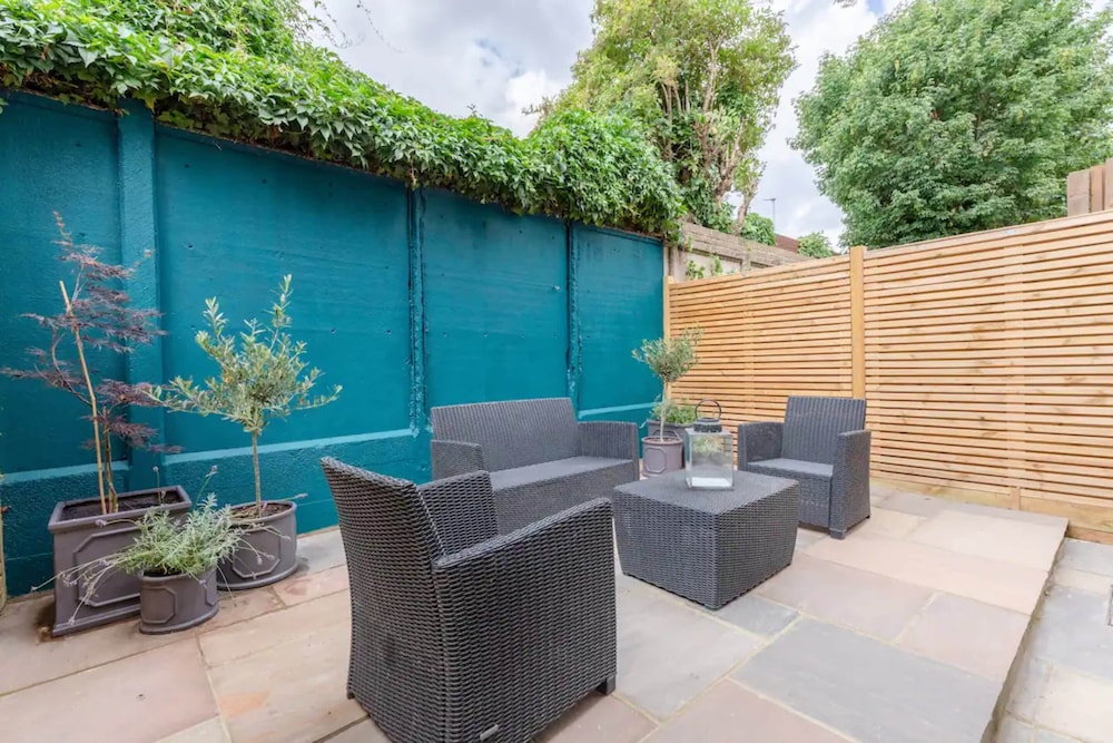 Stylish 1 Bedroom Apartment in Nine Elms With Garden
