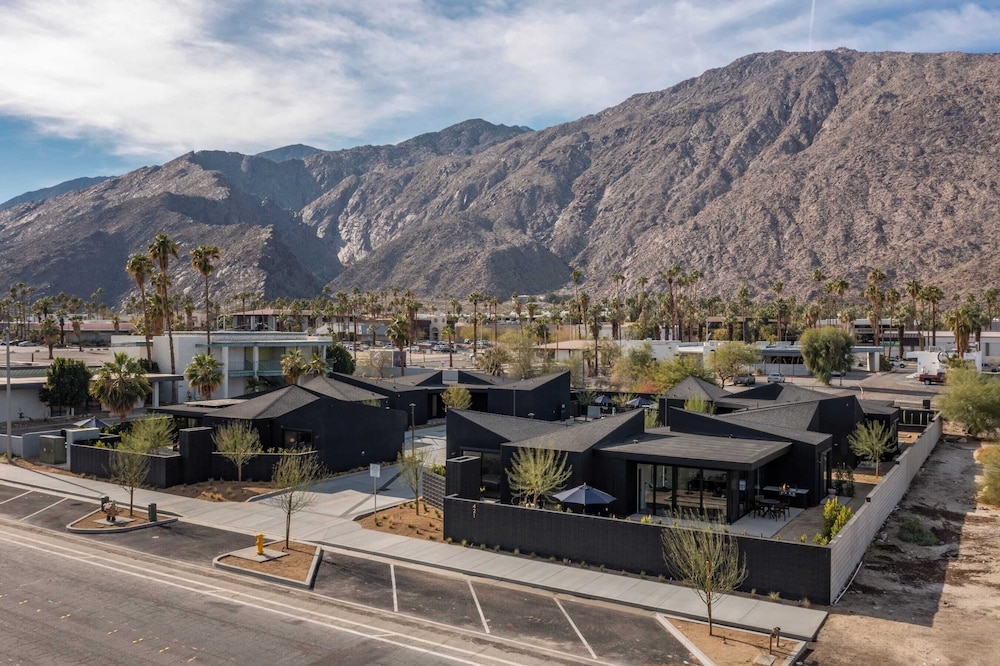 Blackhaus B : 4 Bedroom Suite by Avantstay 4-rooms