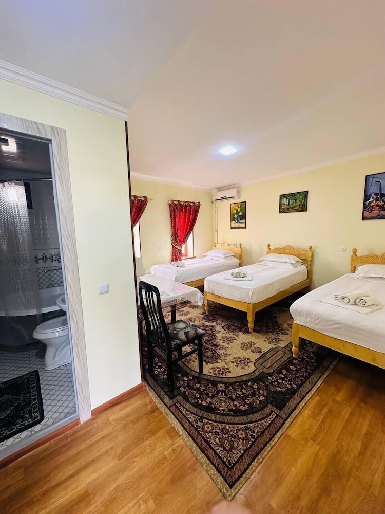 Family Guest House Parivash