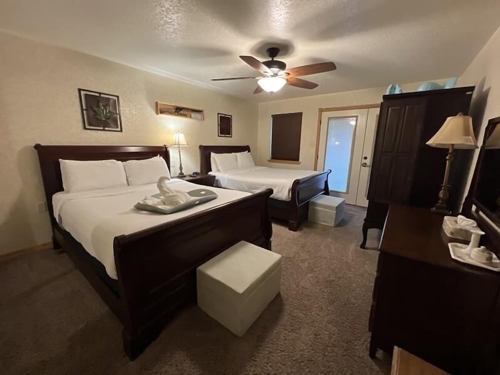 Luxury three bedroom, three bath cottage with hot overlooking Lake Ouachita. by RedAwning view 3