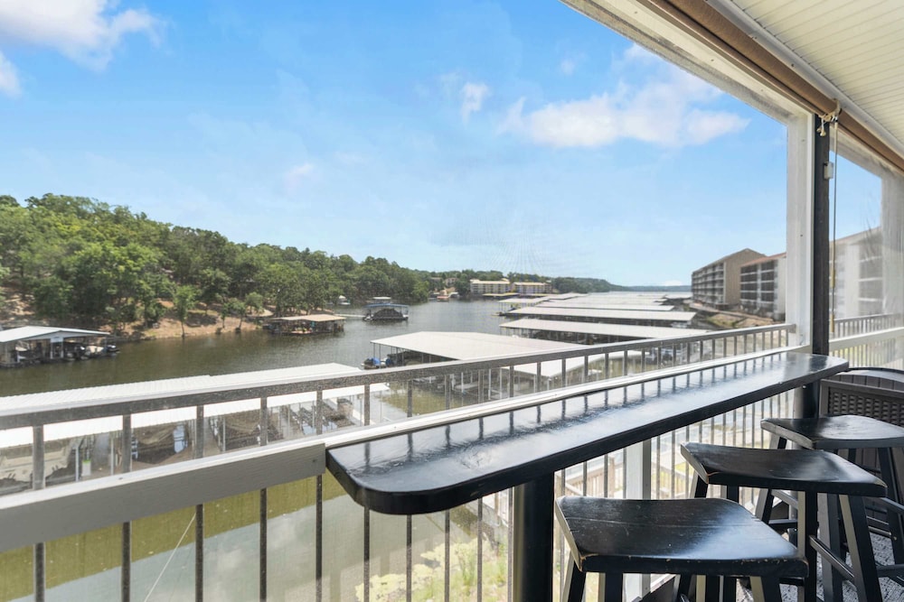 Latibe Retreat Lakefront Condo for 4 w/ Balcony & Pool Access