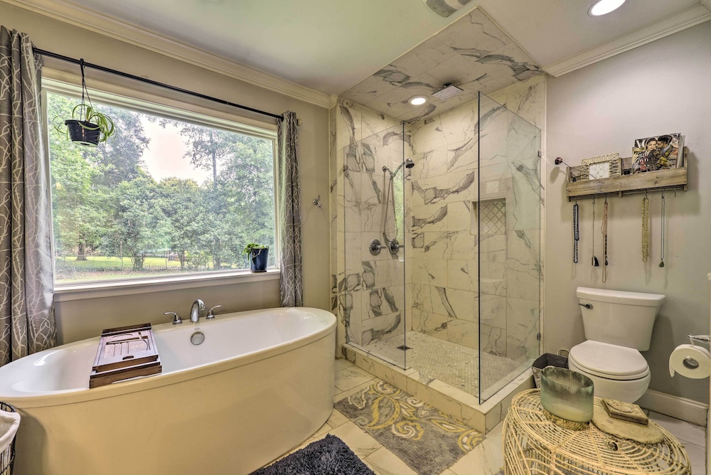 Charming Charlotte Cottage on a Half Acre!