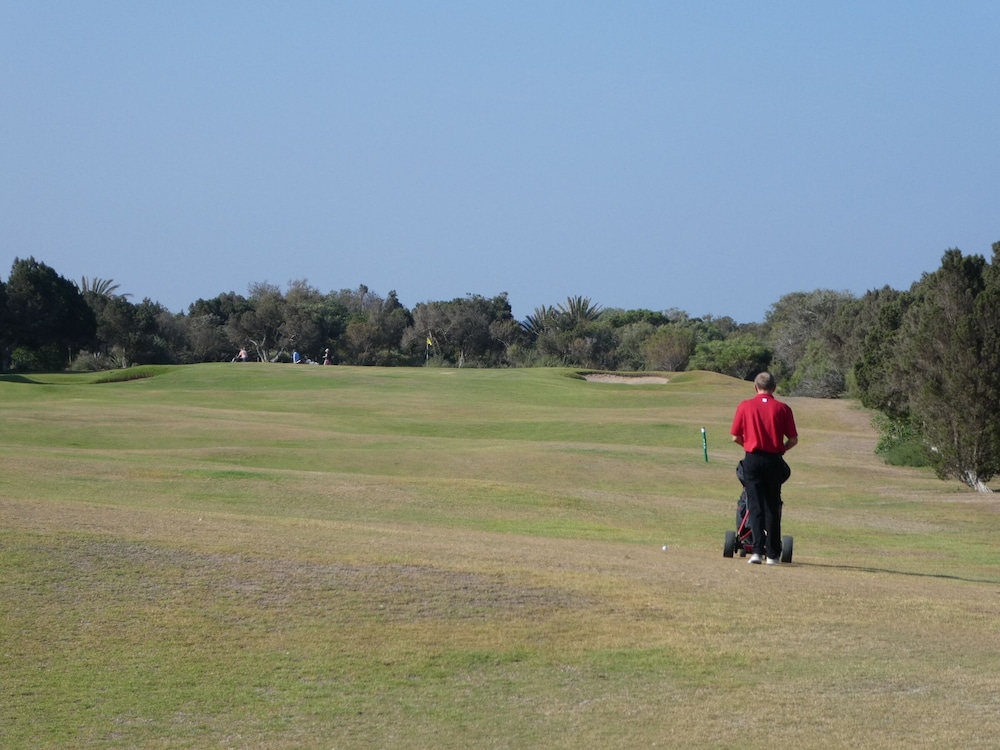 Al Bouhaira Abyad Art & Golf