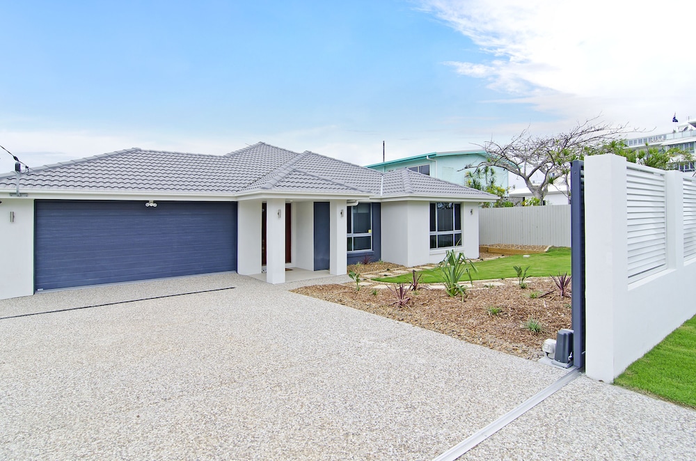Sentosa at Tugun Beachfront Holiday Home - Image 1