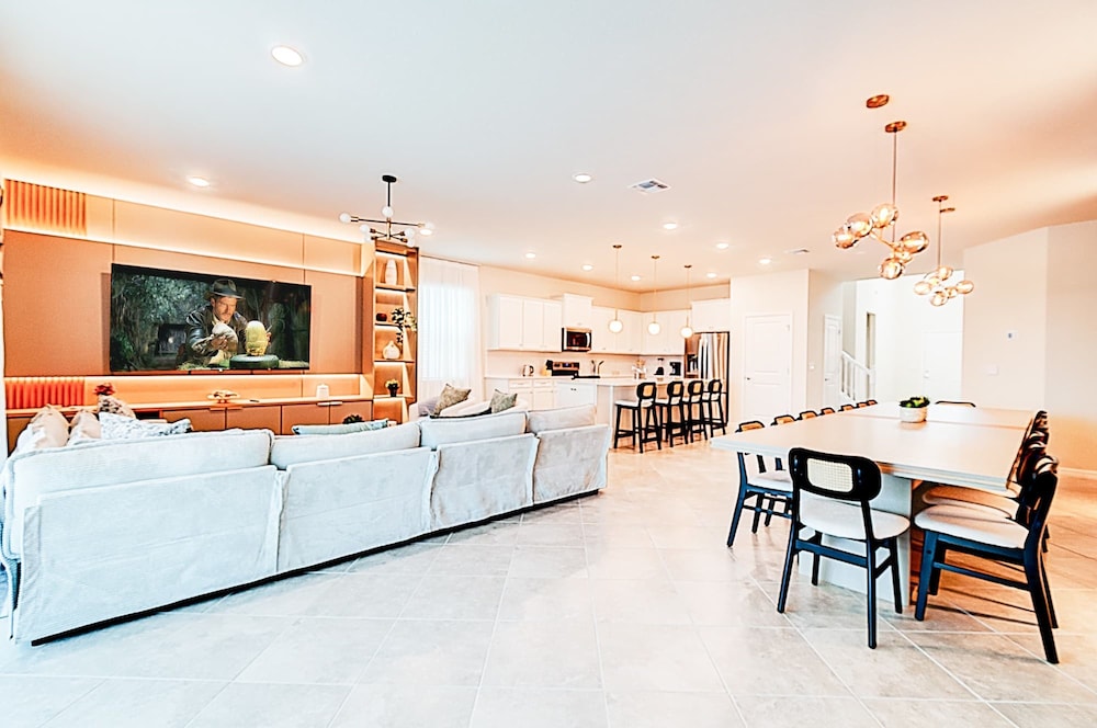 15807 Luxury 8 Bedroom Family Home With Game Room