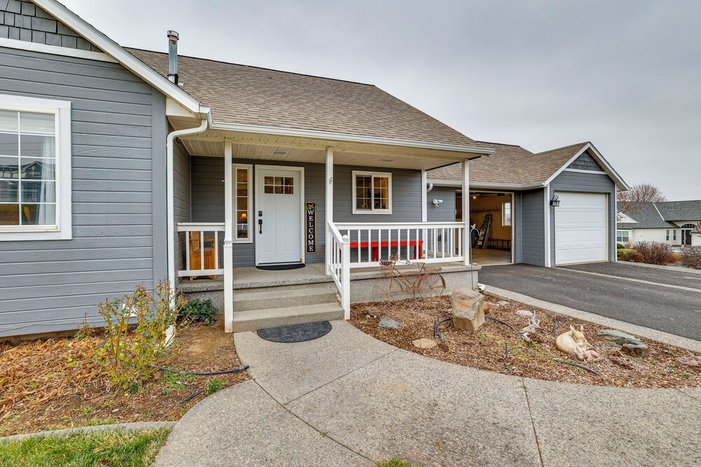 6 Mi to Dtwn Lewiston: Quiet Home w/ Views