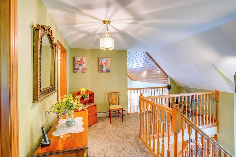 Game Room, Hot Tub! Year-round Dover Retreat