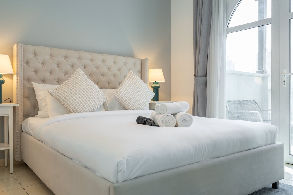 Pleasing 1-bedroom for 4 in JVC for Relaxing Getaway