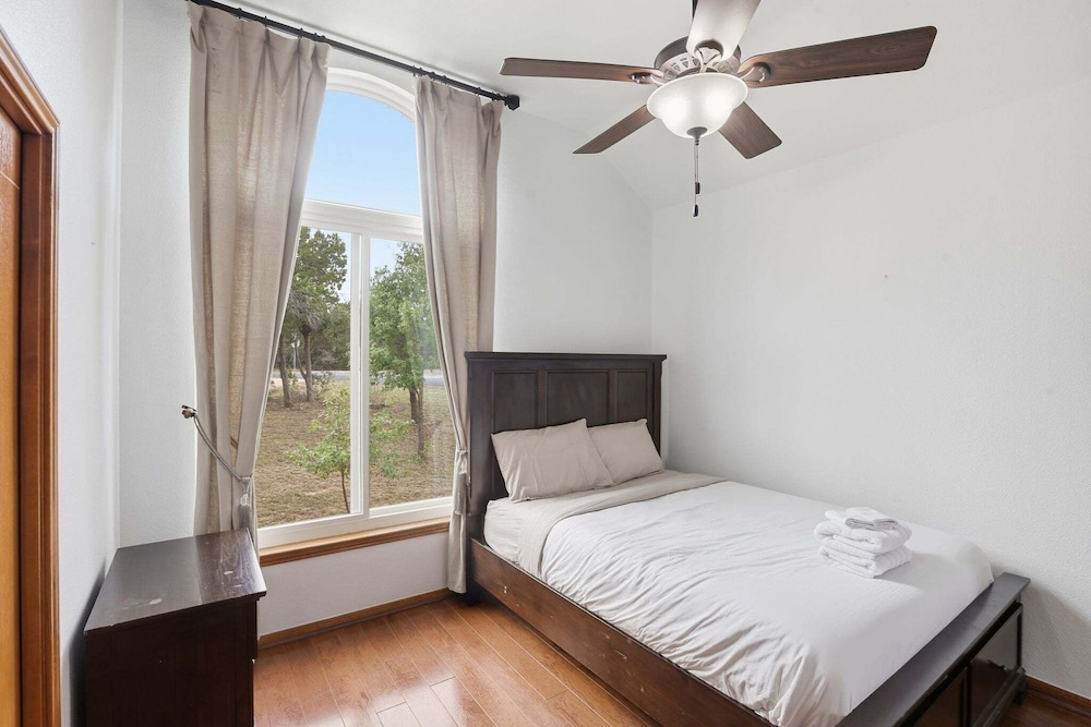 4br Leander Retreat With Hot Tub & Views 4 Bedroom Home
