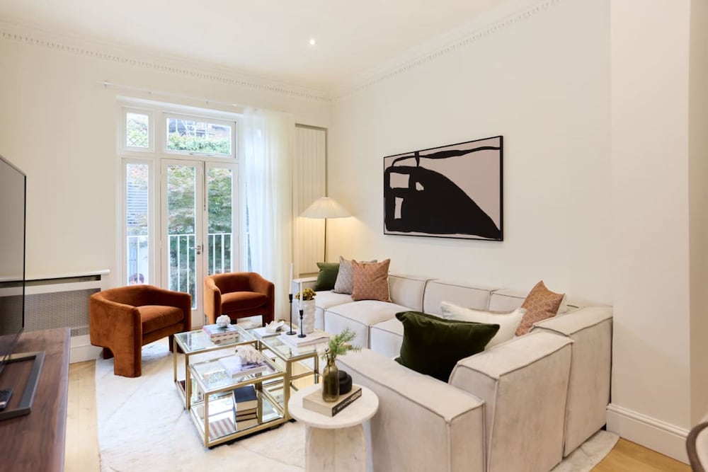 The Kensington Palace Hideout - Homely 5bdr House With Patio and Balcony