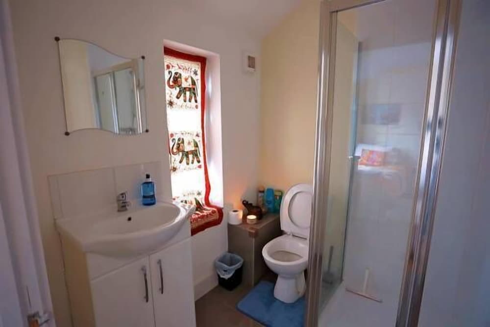 West Drayton Vacations - Sitara House - Property Image 6