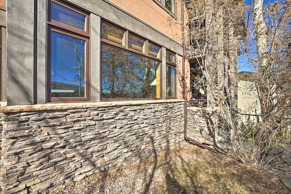 Ski Lovers Studio w/ Easy Pool + Hot Tub Access! view 5