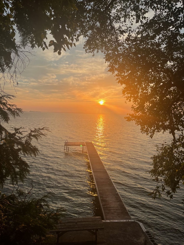 Waterfront 4BR Cottage Boat Deck BBQ