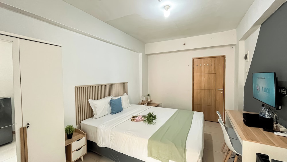 Basic Studio Room Apartment At Green Palm Residence
