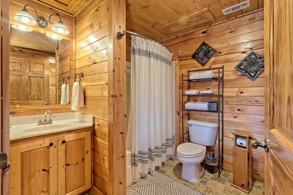 Hot Tub 3 Fireplaces Mountain Views Game Room
