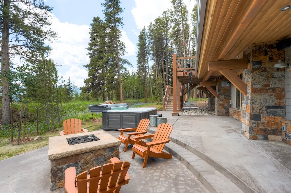 Sunrise Ski Haus 4 Bedroom Home by RedAwning