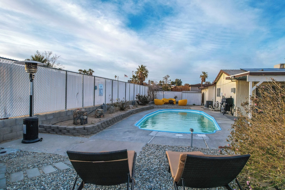 6 Mi to Joshua Tree: Home w/ Outdoor Oasis & View!
