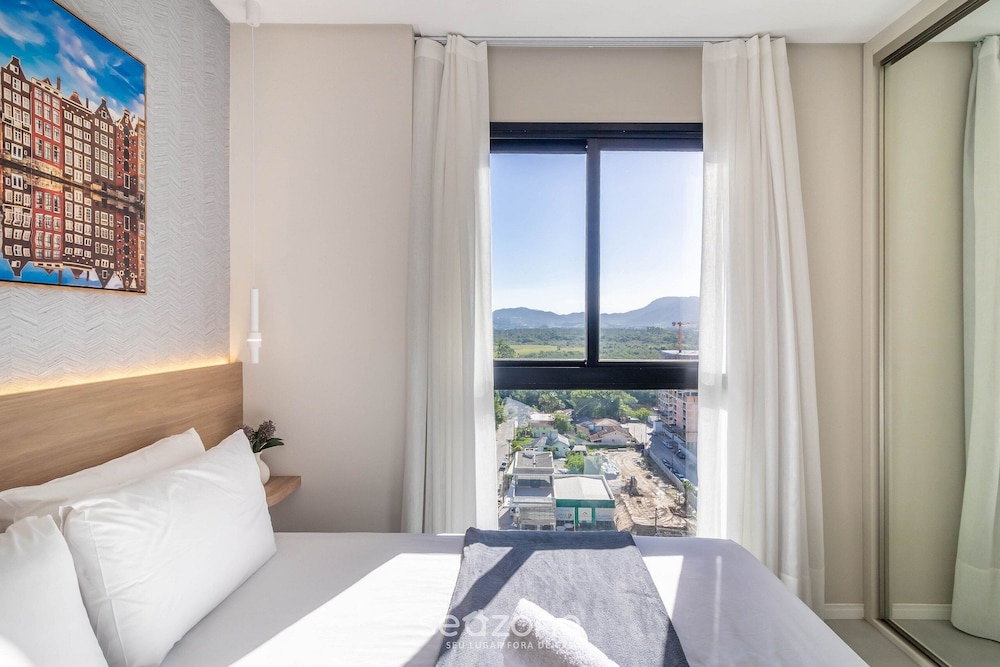 Your Exclusive Stay Just Steps From the sea in Meia Praia - FFS II