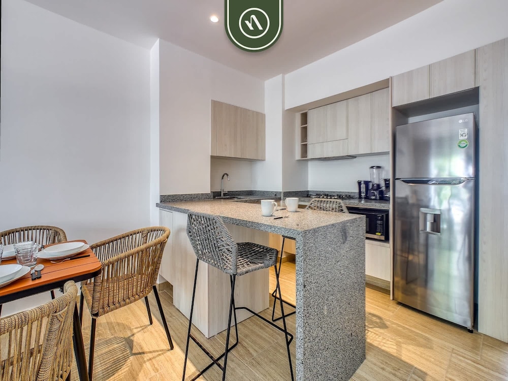 New 1 BR Condo - Oceanview Pool - 2 min to Beach