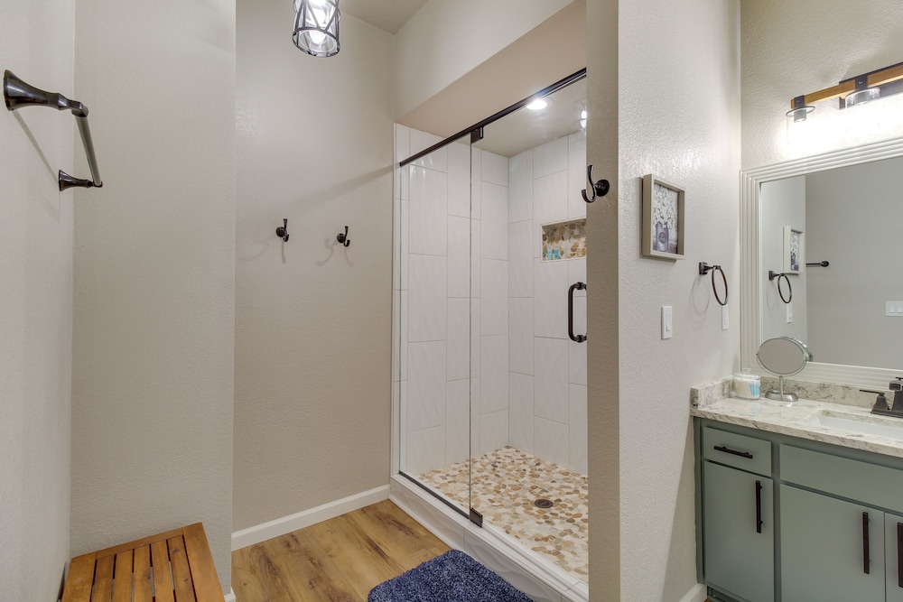 Game Room, Fire Pit, Deck: Remodeled Pinetop Cabin