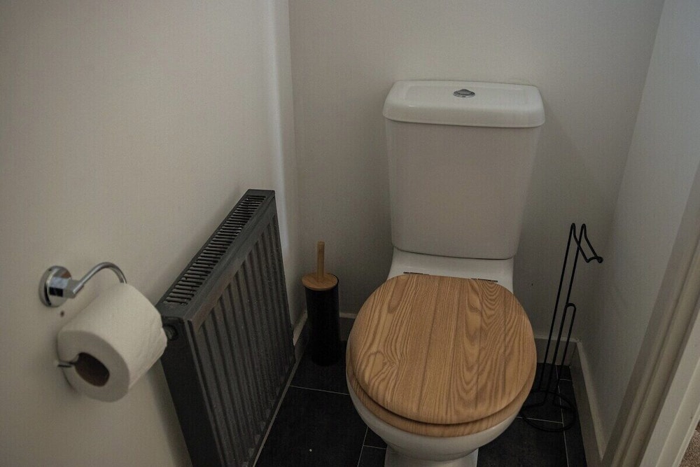 Bright 4-bed Swansea Getaway With Parking