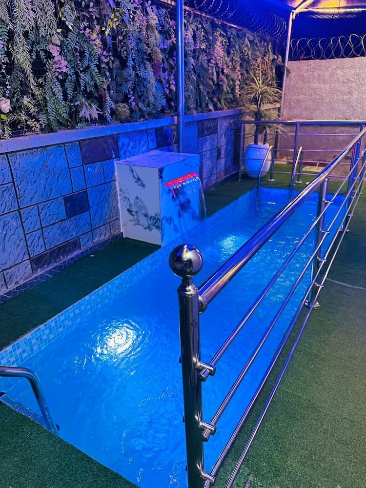 Mini Flat with Starlink Internet & Pool view 4