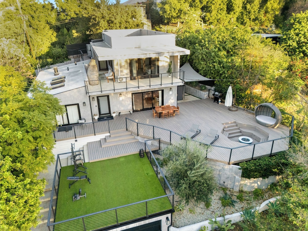 Farley Court - Stylish Hillside Residence With Stunning Views