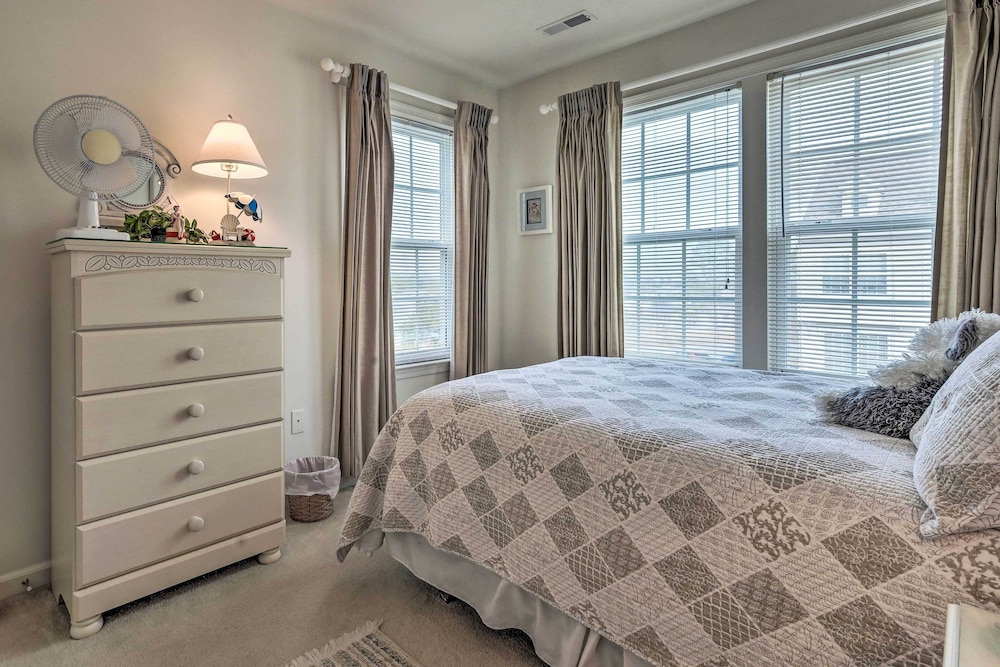 Stylish Long Neck Townhome w/ Rooftop Patio! view 4