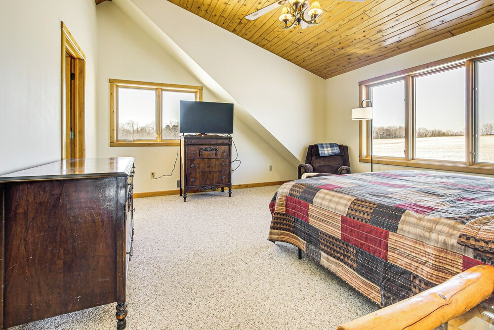 Log Home w/ Deck & Sunset Views: 19 Mi to Oconto!