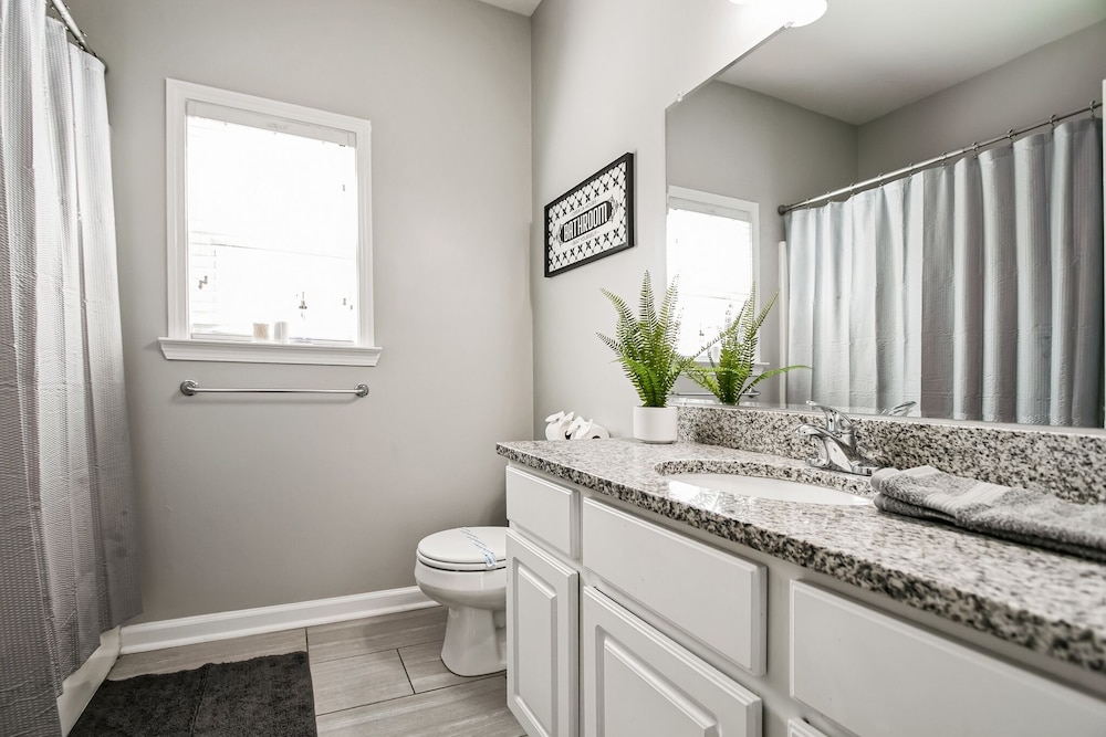 Spacious Family Retreat in Atlanta - Sleeps 10