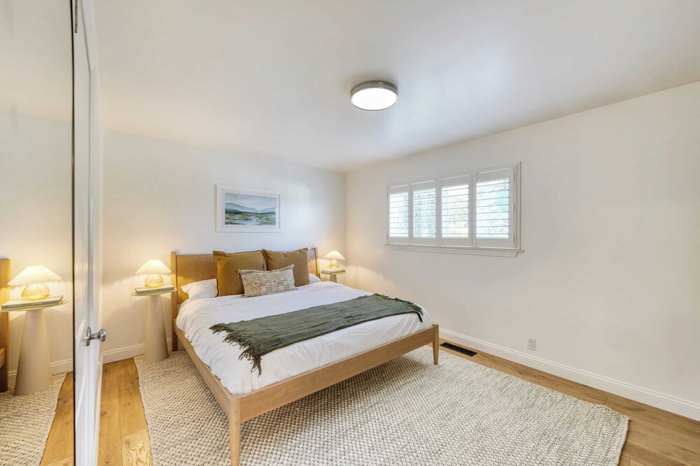 Modern Sonoma Stay w/ Spacious Deck, Views & Prime Location Bennett
