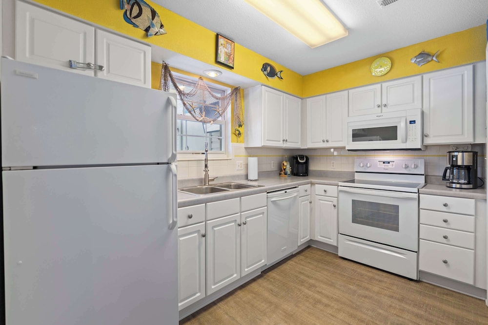 Latibe Retreat Lakefront Condo for 4 w/ Balcony & Pool Access