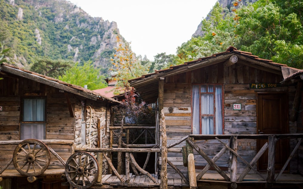 Kadir's Tree Houses