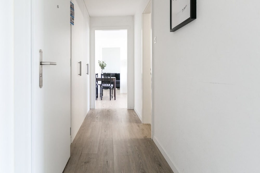 Modern Flat w Netflix Balcony top Location