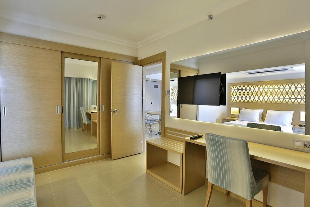 Aurasia Deluxe Hotel - Image 9