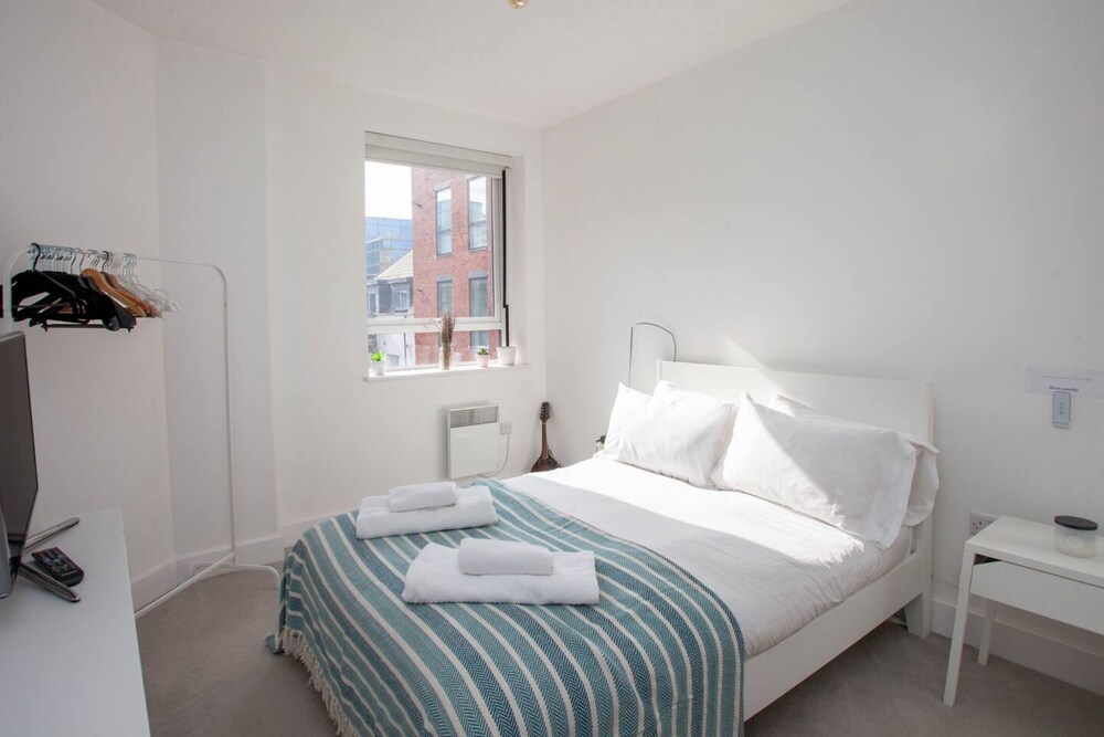 Central Designer 2 Bedroom Apartment in Portland Square view 5