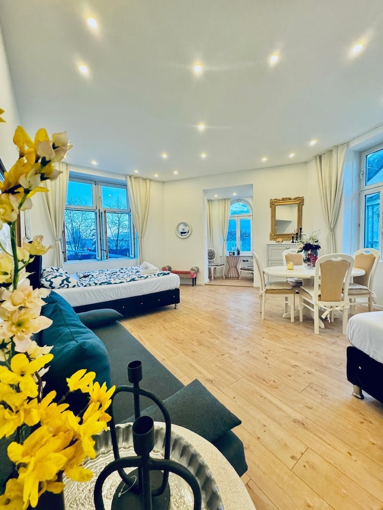 Spacious 3BR Near Kaufpark Alterlaa