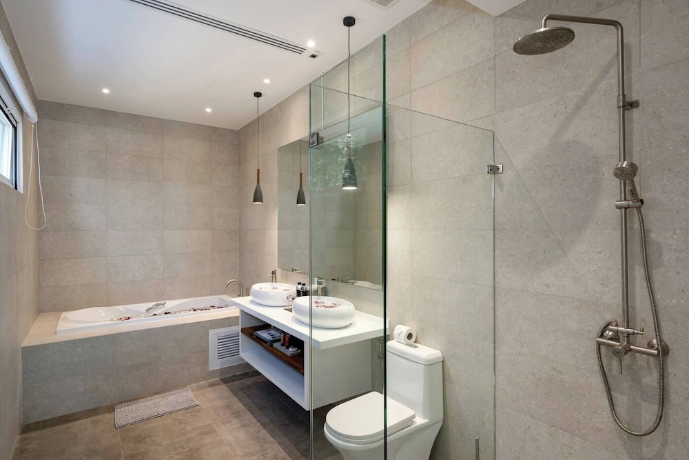 Luxury Sea View Villa Q With Pool at Unique Residences