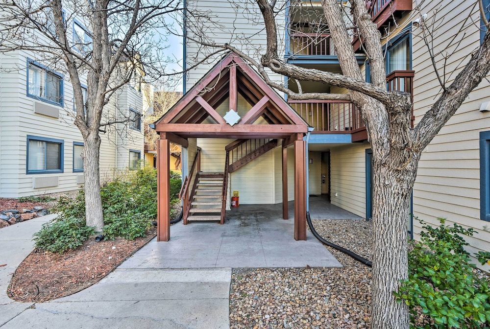 Half-mi to Light Rail: Greenwood Village Studio