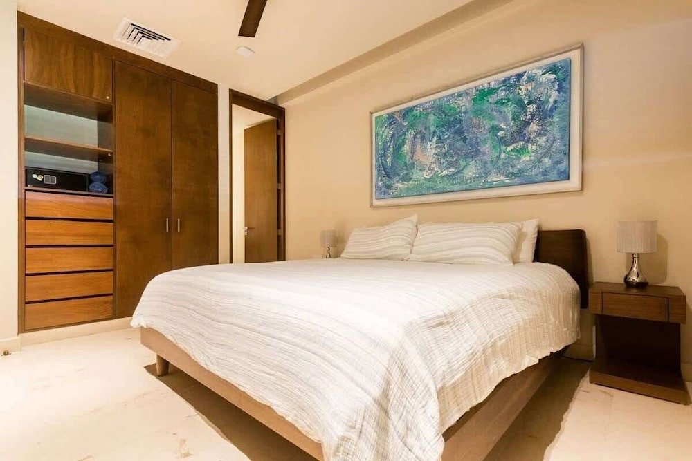 1 Br. Steps From the Beach Roof W/ocean View