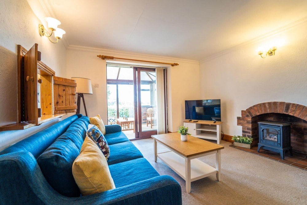 Exclusive Cottage - Hot Tub - Pets OK - In Norfolk Broads view 3