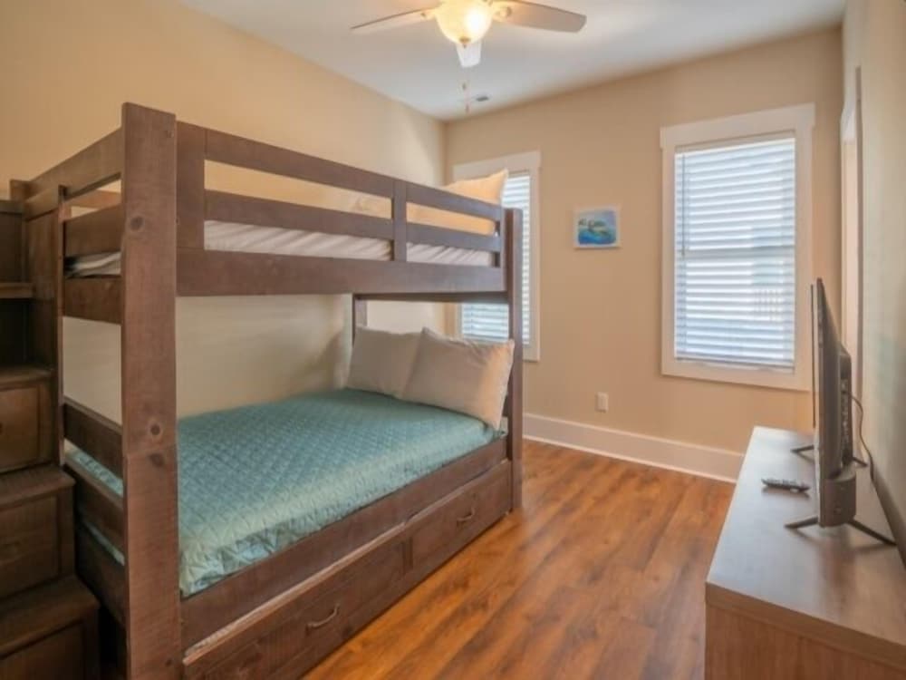 Dream Weaver 4 Bedroom Home by RedAwning view 5