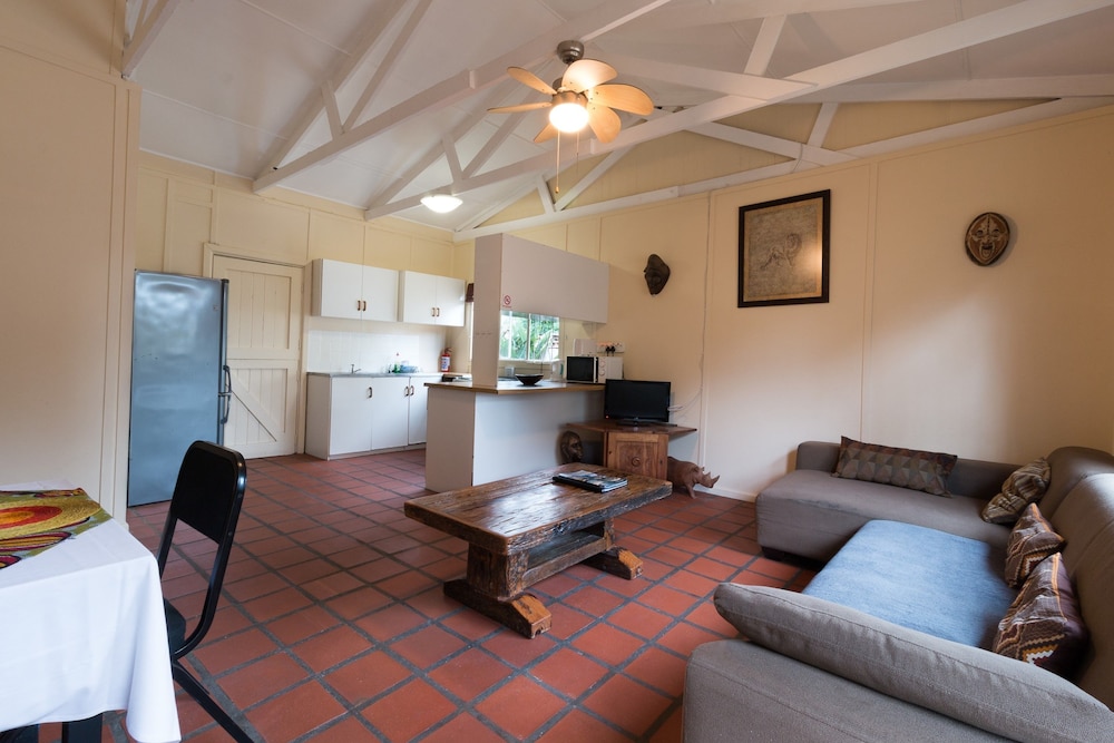 Inyathi Guest Lodge & Self Catering Chalets