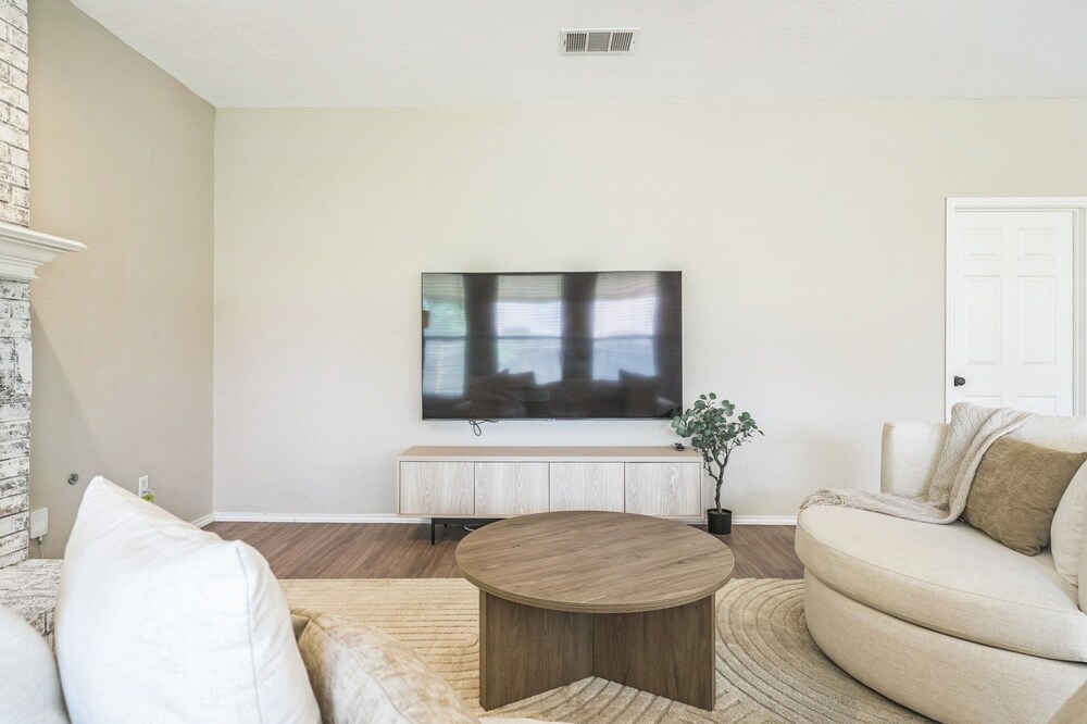 Modern 4br Gem Chic Comfort In Austin 4 Bedroom Home