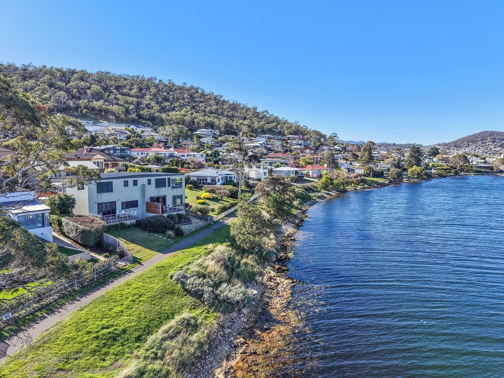 Waterfront Home - Gorgeous Views - 2 Bed