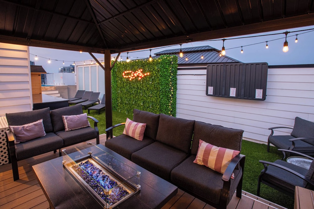 Skyline Views - Rooftop Pool
