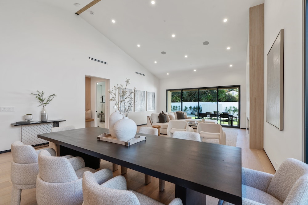 Noble Modern - Urban Sanctuary in Sherman Oaks With Poolside and Patio